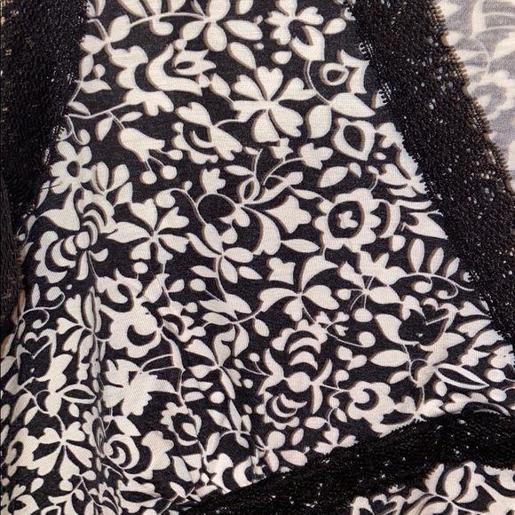 Banana Republic B&W Floral with Lace V Neck - Picture 4 of 12